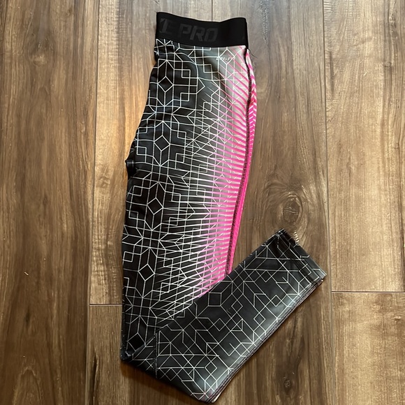 Nike pro legging in black, white and hot pink - Picture 6 of 8